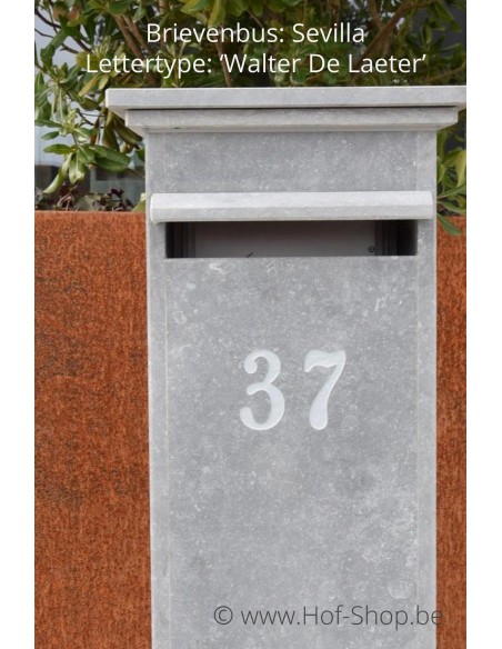 Gravure huisnummer op Sevilla. Lettertype: Walter De Laeter