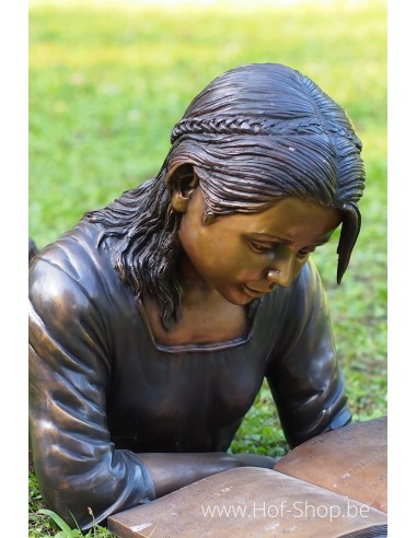 Liggend lezend meisje - bronzen beeld