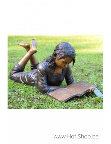 Liggend lezend meisje - bronzen beeld