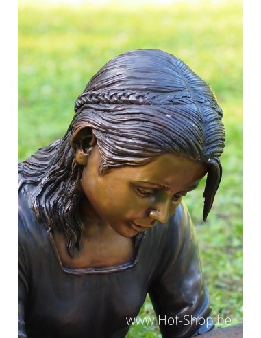 Jeune fille allongée lisant (petit modèle) - statue en bronze (B1224)