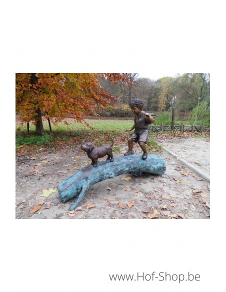 Garçon avec chien sur un arbre - statue en bronze (B556)
