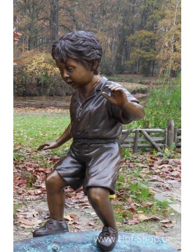 Garçon avec chien sur un arbre - statue en bronze (B556)
