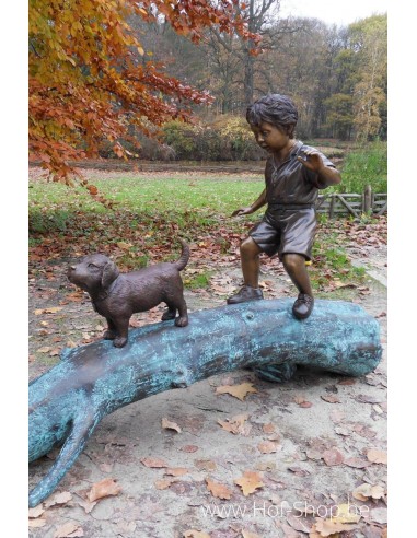 Garçon avec chien sur un arbre - statue en bronze (B556)