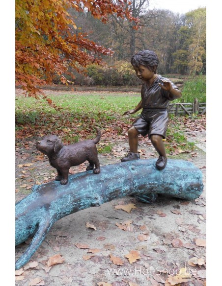 Garçon avec chien sur un arbre - statue en bronze (B556)
