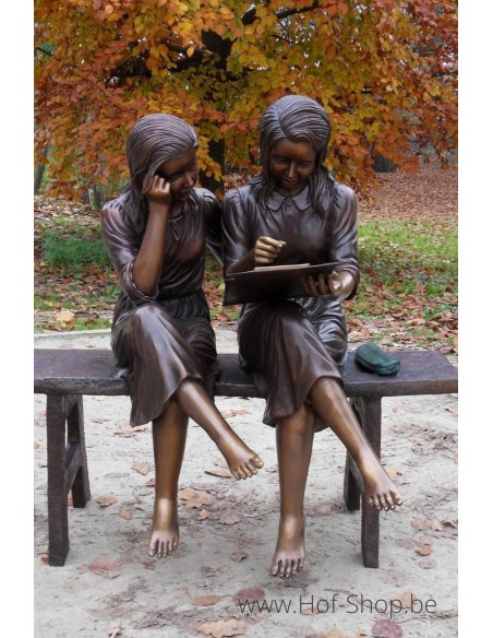 Twee meisjes op bank - bronzen beeld (B839)