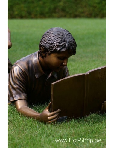 Garçon couché lisant - statue en bronze (B931)