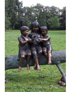 Trois filles sur un tronc - statue en bronze (B9359)