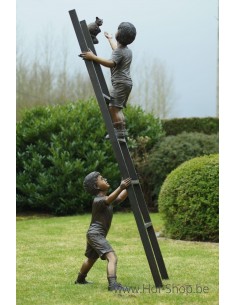 Deux enfants sur une échelle avec un chat - statue en bronze (B1289)