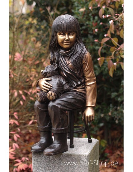 Fille sur une chaise avec un nounours - statue en bronze (B1134)