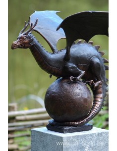 Draak op bol - bronzen beeld (B56592)