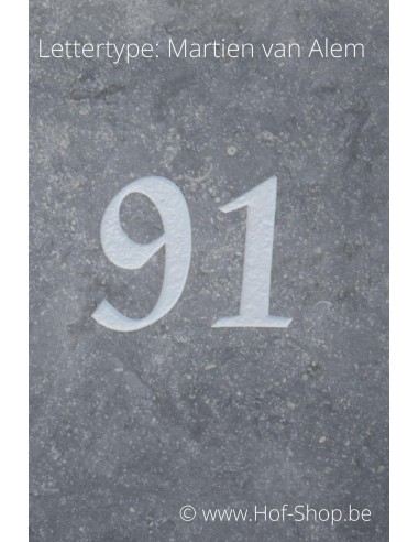 Gravure du numéro sur plaque de pierre bleue 18 x 18 cm - Plaque nominative sablée grise