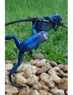 2 Gekleurde kikkers aan twijg (blauw) - bronzen beeld (AN0980BR-C)