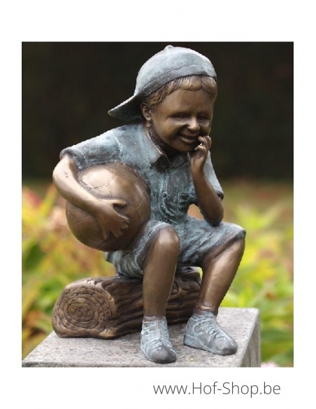 Zittende jongen met bal - bronzen beeld (AN1957BRW-V)