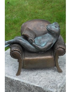Lezende kikker in zetel - bronzen beeld (AN1715BRW-V)