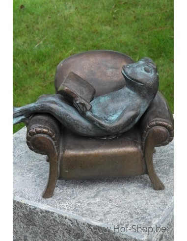 Lezende kikker in zetel - bronzen beeld (AN1715BRW-V)
