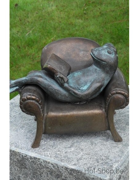 Lezende kikker in zetel - bronzen beeld (AN1715BRW-V)
