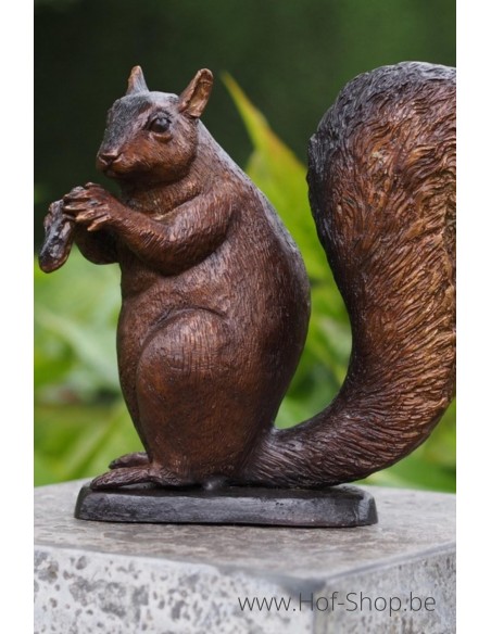 Eekhoorntje met eikel - bronzen beeld (AN2210BR-B)