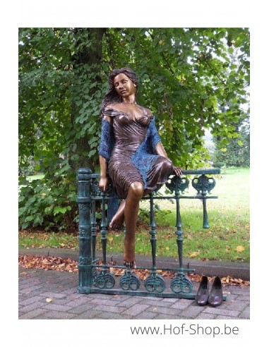 Vrouw zittend op hekwerk - bronzen beeld (B1017)