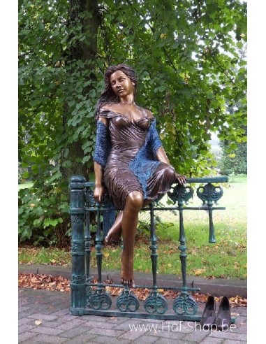 Femme assise sur une balustrade - statue en bronze (B1017)