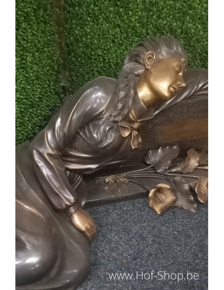 Femme allongée sur la tombe - statue en bronze (B1124)