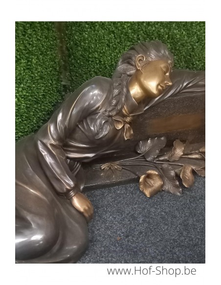 Femme allongée sur la tombe - statue en bronze (B1124)