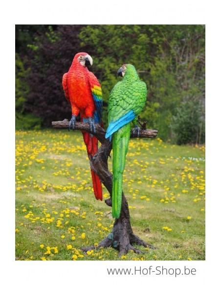 Blauwe en rode papegaai op boomstam - bronzen beeld (B1147)