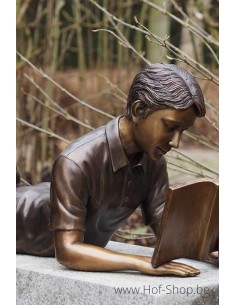 Liggende lezende jongen - bronzen beeld (B1223)