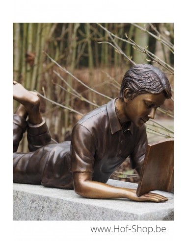 Liggende lezende jongen - bronzen beeld (B1223)
