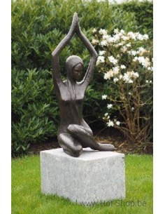 Moderne vrouw met handen omhoog - bronzen beeld (B1250)