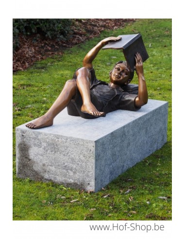 Liggende lezende jongen - bronzen beeld (B1447)
