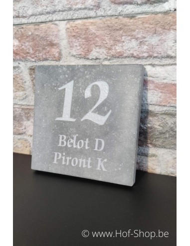 Gravure du numéro sur plaque de pierre bleue 18 x 18 cm - Plaque nominative sablée grise