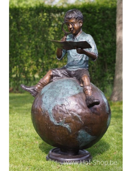 Garçon assis sur un globe - sculpture en bronze (B59480)