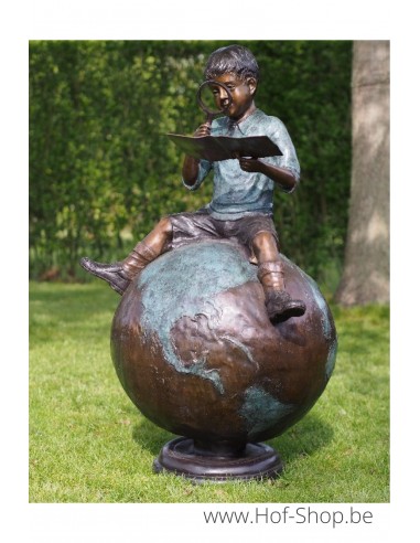 Garçon assis sur un globe - sculpture en bronze (B59480)