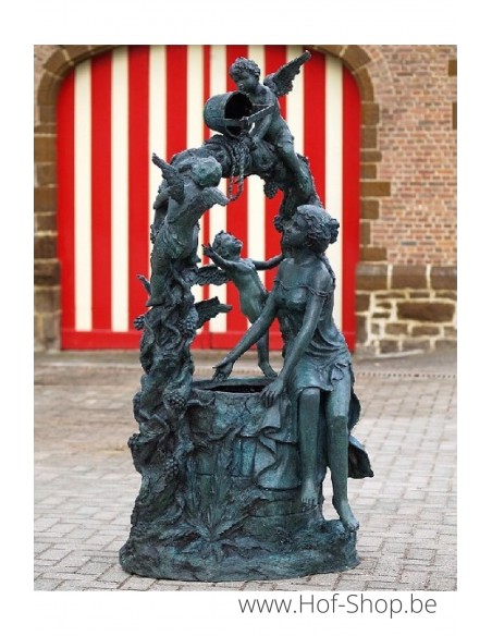 femme et anges près d'un puits - statue en bronze (B74070)