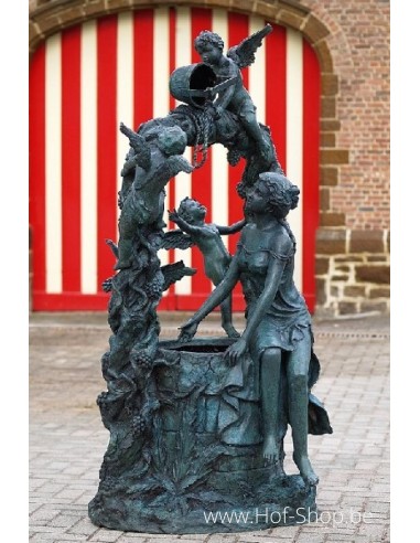 Vrouw en engeltjes aan waterput - bronzen beeld (B74070)