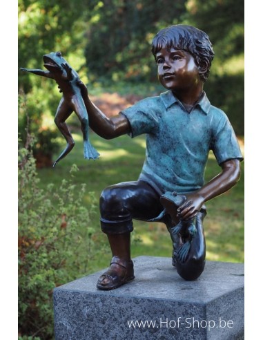 Garçon avec grenouille - sculpture en bronze (B91280)