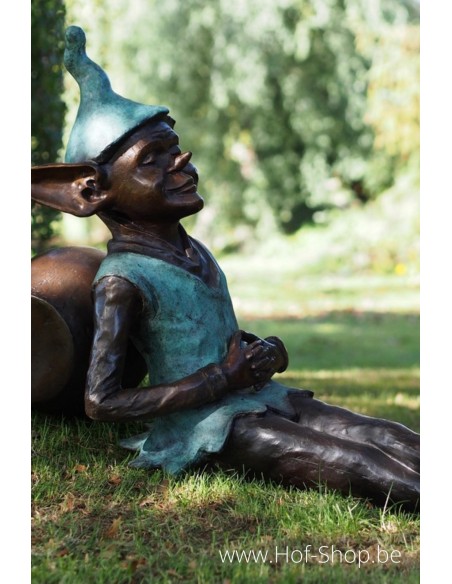 Pixie zittend tegen kruik - bronzen beeld (B91326)