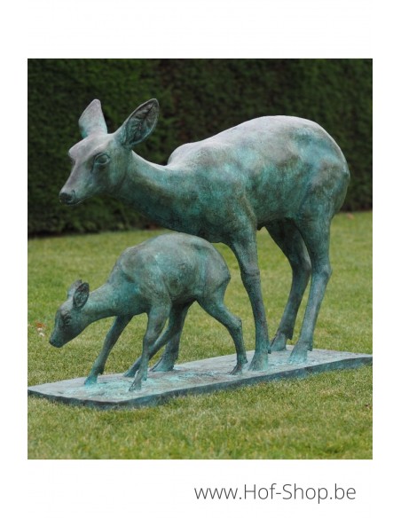 Cerf avec des jeunes - statue en bronze (B97202)