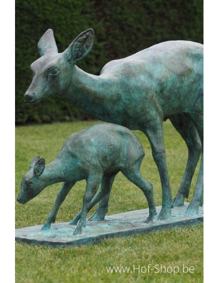 Cerf avec des jeunes - statue en bronze (B97202)