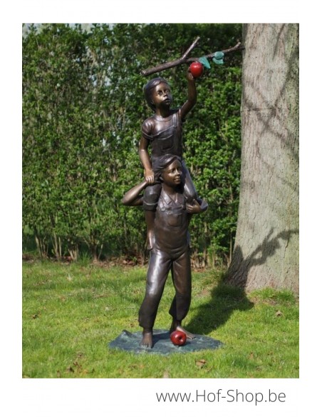 Jongen en meisje plukken appel - bronzen beeld (B94647)