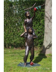 Garçon et fille cueillant des pommes - sculpture en bronze (B94647)