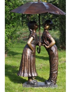 Jongen en meisje onder paraplu - bronzen beeld (PB61035)
