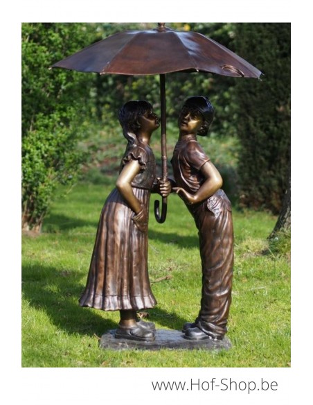 Jongen en meisje onder paraplu - bronzen beeld (PB61035)