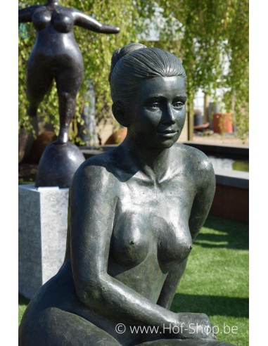 Femme nue assise - statue en bronze (B1093)