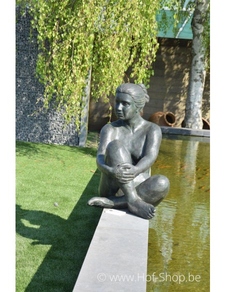 Femme nue assise - statue en bronze (B1091)