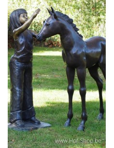 Meisje met veulen - bronzen beeld (PB61045)