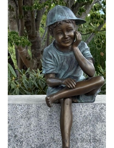 Garçon assis avec casquette - Statue en bronze (AN1324BRW-V)