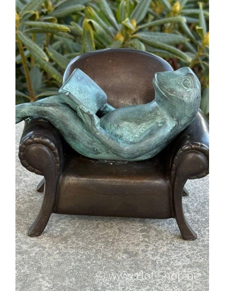 Lezende kikker in zetel - bronzen beeld (AN1715BRW-V)