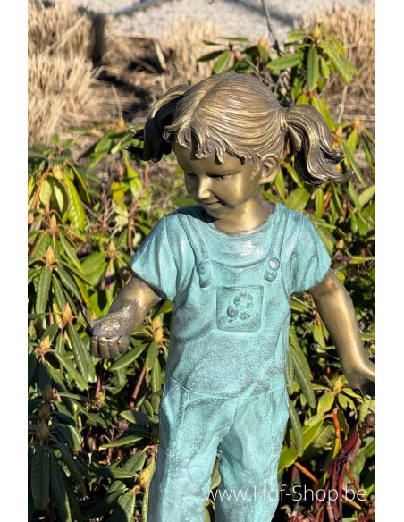 Meisje met vogel in haar hand - bronzen beeld (AN0817BRW-V)