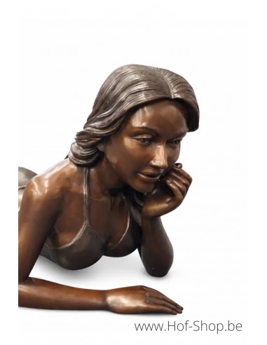 Liggend meisje in badpak - bronzen beeld (B1557)